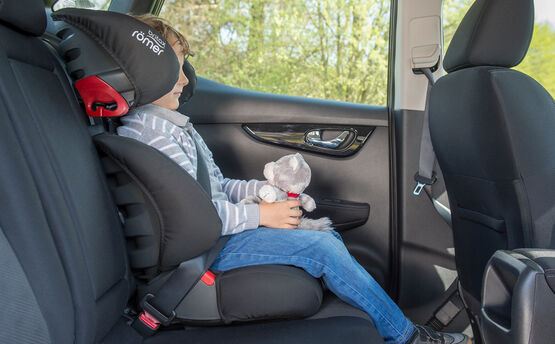 Детское автокресло с высокой спинкой для комфорта и защиты